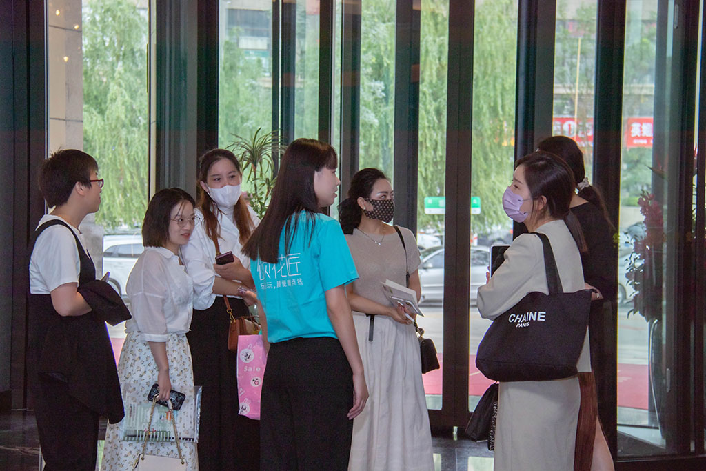 博思花藝婚慶教育，婚慶培訓(xùn)，花藝培訓(xùn)，插花培訓(xùn)，花藝師培訓(xùn)，主持人培訓(xùn)，商務(wù)主持人培訓(xùn)，花店運(yùn)營(yíng)培訓(xùn)，花店全系統(tǒng)營(yíng)銷(xiāo)，小白開(kāi)花店，小白學(xué)主持，金璽棠婚慶酒店，金璽棠總部，鄭州金麻雀教育科技有限公司