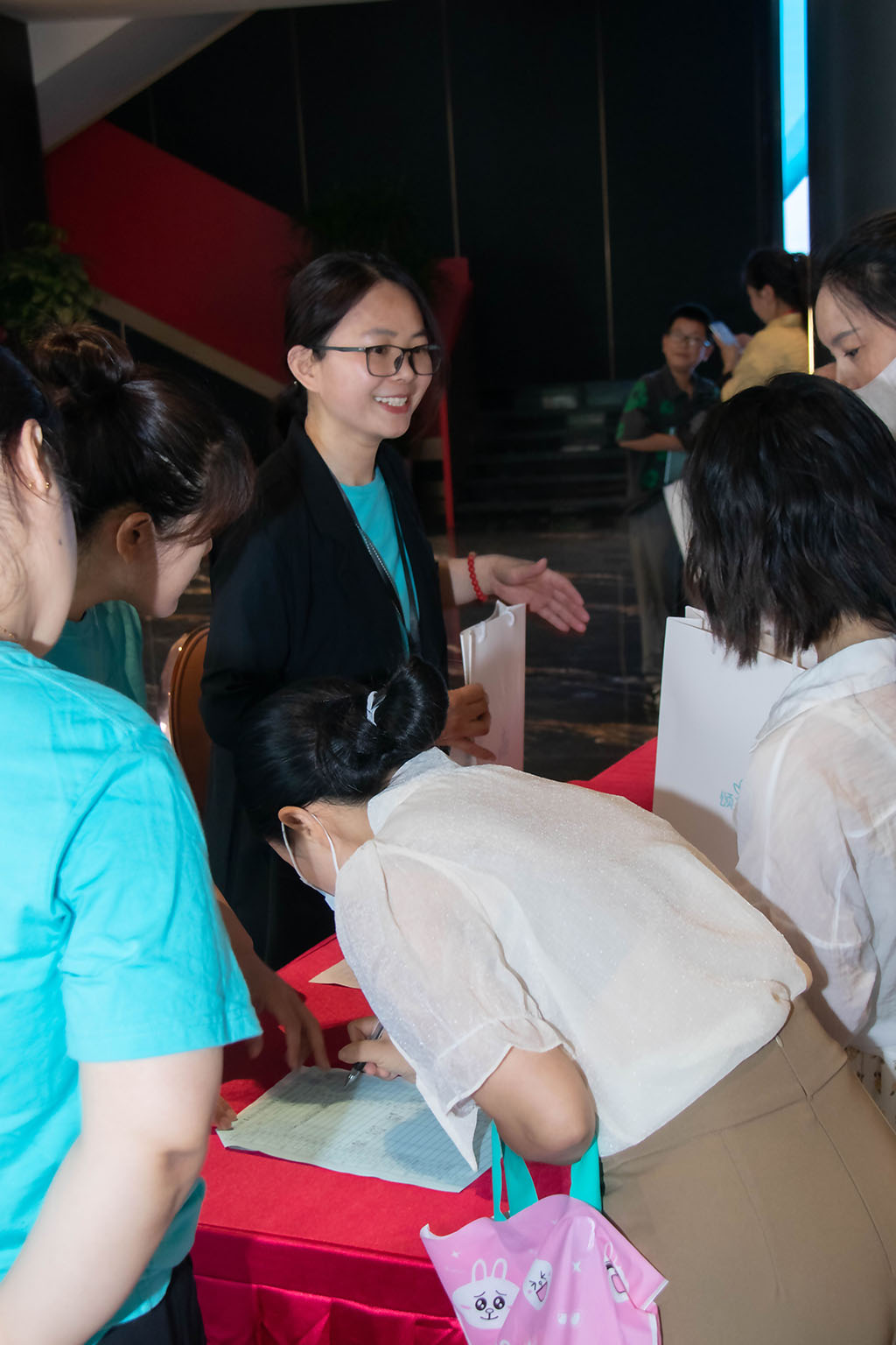 博思花藝婚慶教育，婚慶培訓(xùn)，花藝培訓(xùn)，插花培訓(xùn)，花藝師培訓(xùn)，主持人培訓(xùn)，商務(wù)主持人培訓(xùn)，花店運(yùn)營(yíng)培訓(xùn)，花店全系統(tǒng)營(yíng)銷(xiāo)，小白開(kāi)花店，小白學(xué)主持，金璽棠婚慶酒店，金璽棠總部，鄭州金麻雀教育科技有限公司