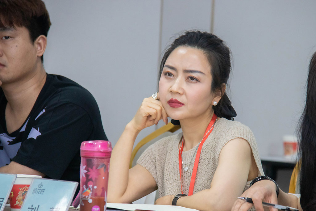 博思花藝婚慶教育，婚慶培訓(xùn)，花藝培訓(xùn)，插花培訓(xùn)，花藝師培訓(xùn)，主持人培訓(xùn)，商務(wù)主持人培訓(xùn)，花店運(yùn)營(yíng)培訓(xùn)，花店全系統(tǒng)營(yíng)銷(xiāo)，小白開(kāi)花店，小白學(xué)主持，金璽棠婚慶酒店，金璽棠總部，鄭州金麻雀教育科技有限公司