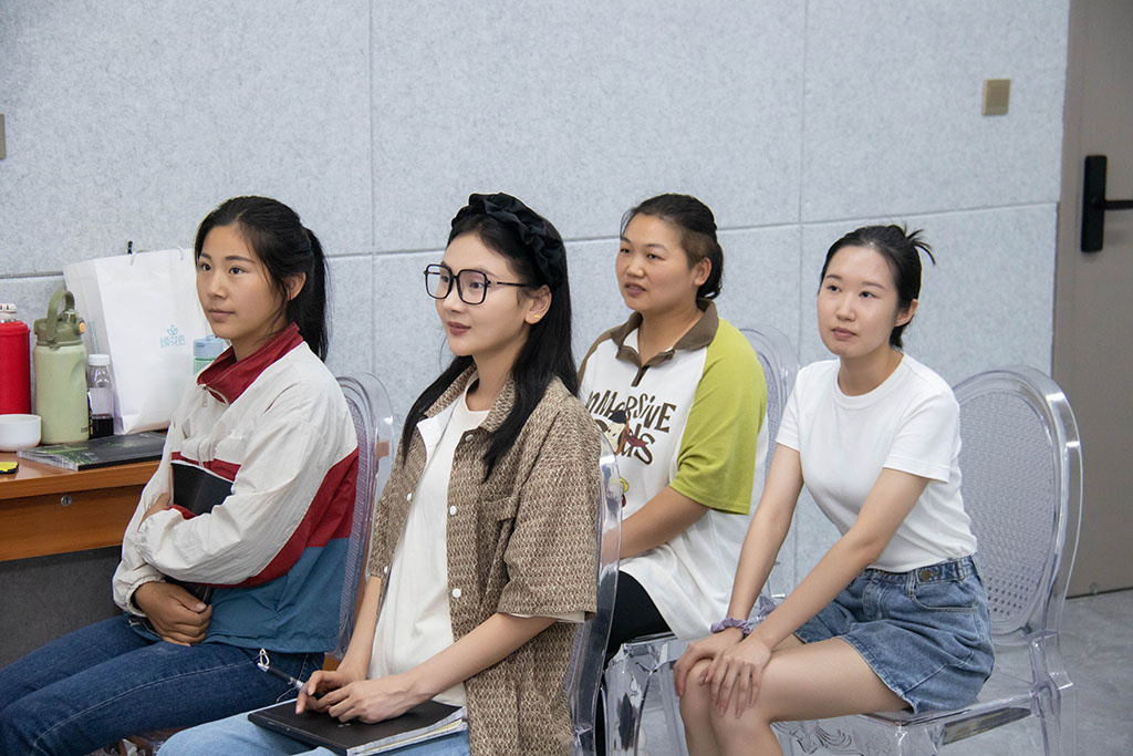 博思花藝婚慶教育，婚慶培訓(xùn)，花藝培訓(xùn)，插花培訓(xùn)，花藝師培訓(xùn)，主持人培訓(xùn)，商務(wù)主持人培訓(xùn)，花店運營培訓(xùn)，花店全系統(tǒng)營銷，小白開花店，小白學(xué)主持，金璽棠婚慶酒店，金璽棠總部，鄭州金麻雀教育科技有限公司