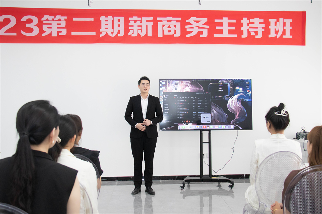 博思花藝婚慶教育，婚慶培訓(xùn)，花藝培訓(xùn)，插花培訓(xùn)，花藝師培訓(xùn)，主持人培訓(xùn)，商務(wù)主持人培訓(xùn)，花店運(yùn)營培訓(xùn)，花店全系統(tǒng)營銷，小白開花店，小白學(xué)主持，金璽棠婚慶酒店，金璽棠總部，鄭州金麻雀教育科技有限公司