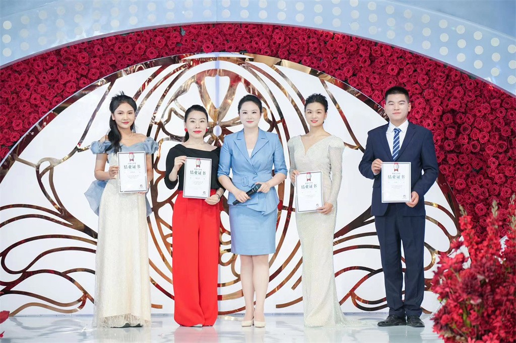 博思花藝婚慶教育，婚慶培訓(xùn)，花藝培訓(xùn)，插花培訓(xùn)，花藝師培訓(xùn)，主持人培訓(xùn)，商務(wù)主持人培訓(xùn)，花店運(yùn)營培訓(xùn)，花店全系統(tǒng)營銷，小白開花店，小白學(xué)主持，金璽棠婚慶酒店，金璽棠總部，鄭州金麻雀教育科技有限公司