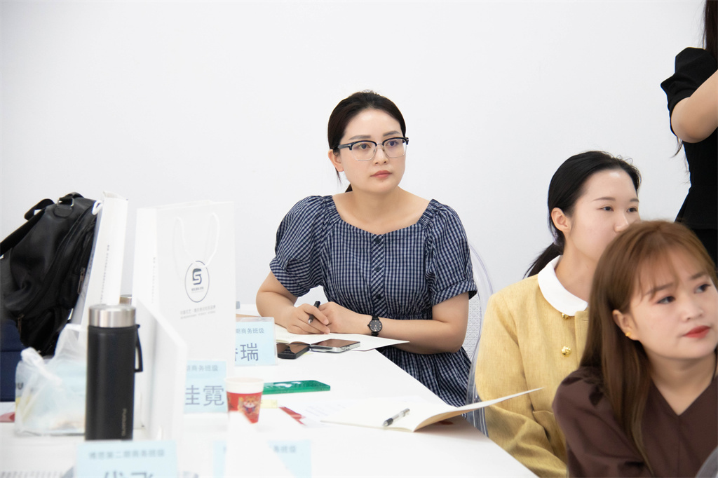 博思花藝婚慶教育，婚慶培訓(xùn)，花藝培訓(xùn)，插花培訓(xùn)，花藝師培訓(xùn)，主持人培訓(xùn)，商務(wù)主持人培訓(xùn)，花店運(yùn)營培訓(xùn)，花店全系統(tǒng)營銷，小白開花店，小白學(xué)主持，金璽棠婚慶酒店，金璽棠總部，鄭州金麻雀教育科技有限公司