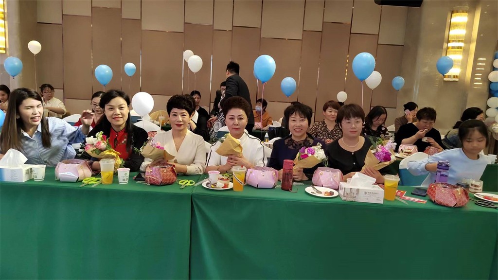 博思花藝婚慶教育，婚慶培訓，花藝培訓，插花培訓，花藝師培訓，主持人培訓，商務主持人培訓，花店運營培訓，花店全系統(tǒng)營銷，小白開花店，小白學主持，金璽棠婚慶酒店，金璽棠總部，鄭州金麻雀教育科技有限公司