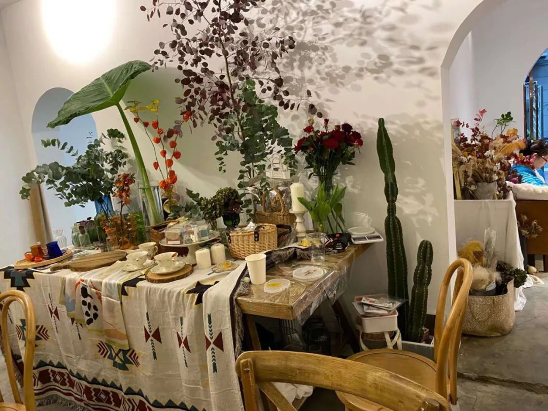 博思花藝婚慶教育，婚慶培訓(xùn)，花藝培訓(xùn)，插花培訓(xùn)，花藝師培訓(xùn)，主持人培訓(xùn)，商務(wù)主持人培訓(xùn)，花店運(yùn)營培訓(xùn)，花店全系統(tǒng)營銷，小白開花店，小白學(xué)主持，金璽棠婚慶酒店，金璽棠總部，鄭州金麻雀教育科技有限公司