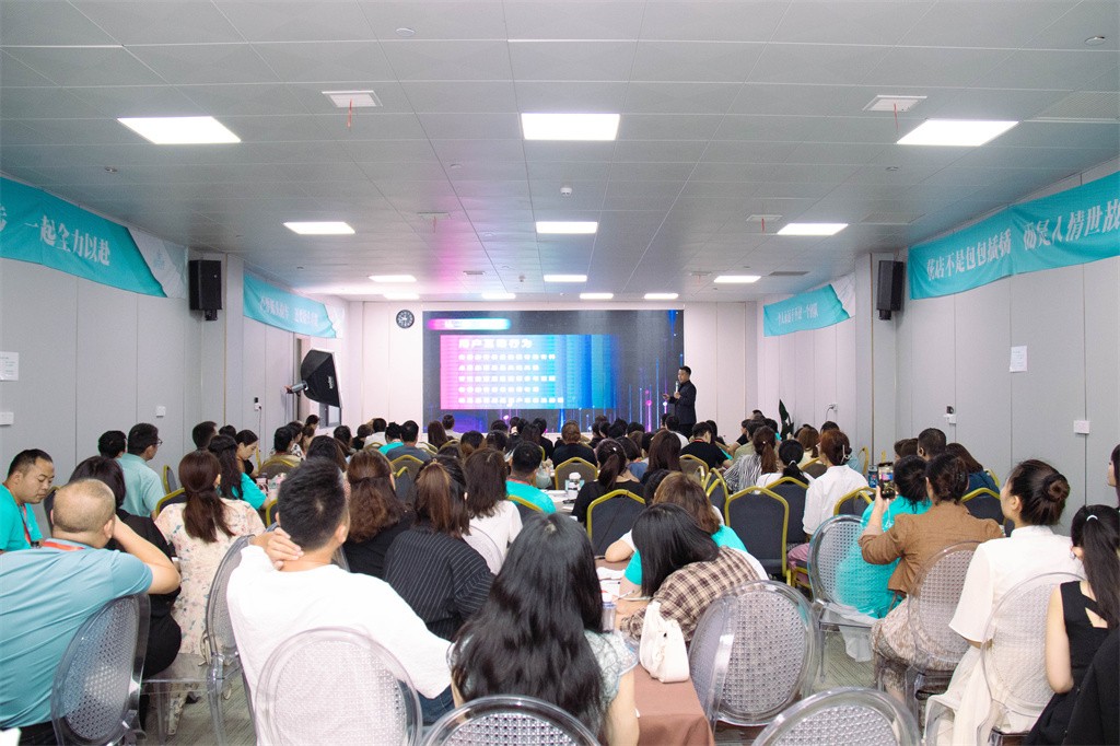 博思花藝婚慶教育，婚慶培訓(xùn)，花藝培訓(xùn)，插花培訓(xùn)，花藝師培訓(xùn)，主持人培訓(xùn)，商務(wù)主持人培訓(xùn)，花店運營培訓(xùn)，花店全系統(tǒng)營銷，小白開花店，小白學主持，金璽棠婚慶酒店，金璽棠總部，鄭州金麻雀教育科技有限公司